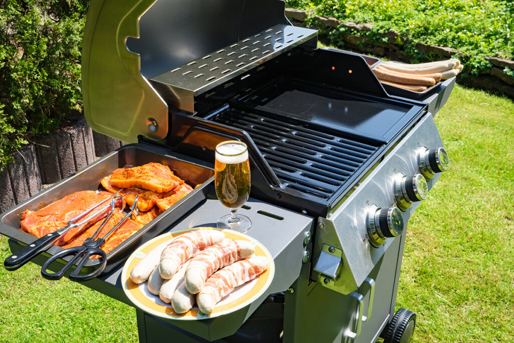 zijaanzicht van de grill in de tuin