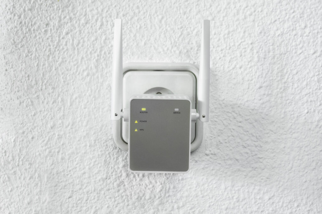 Wifi repeater in stopcontact aan witte muur