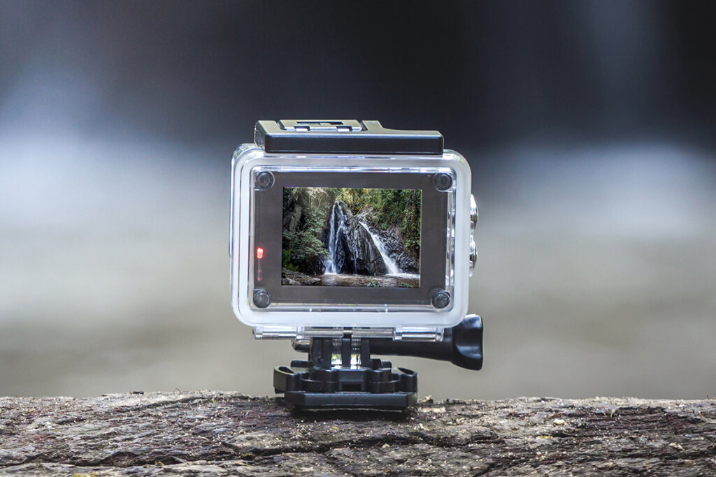 camera staat op boomstam in de natuur