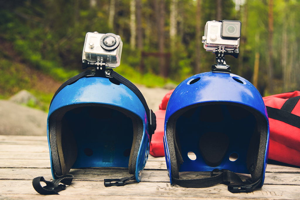 helmen met bevesigde acrioncams in de natuur