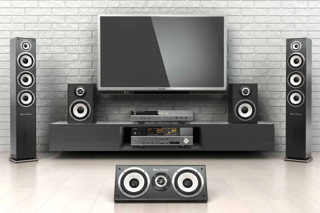 home cinema-systeem met witte muren