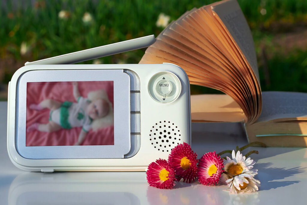 babyfoon op tuintafel met boek