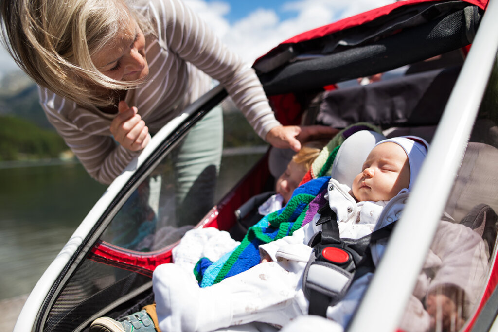 Baby slapend in fietskar