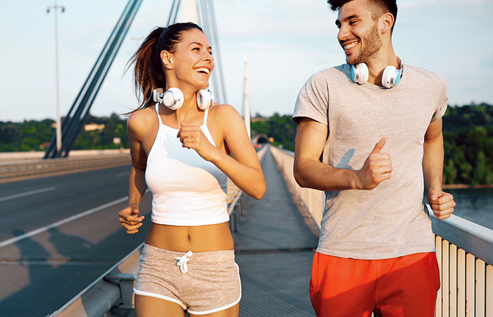 hoofdtelefoons bij het joggen