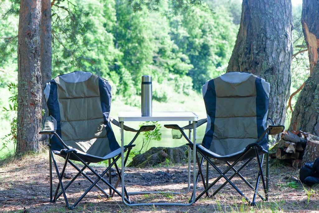 campingstoelen met hoge rugleuning in het bos