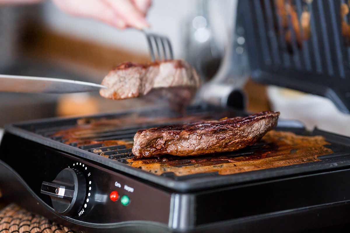 contactgrill biefstuk wordt bereid op grill