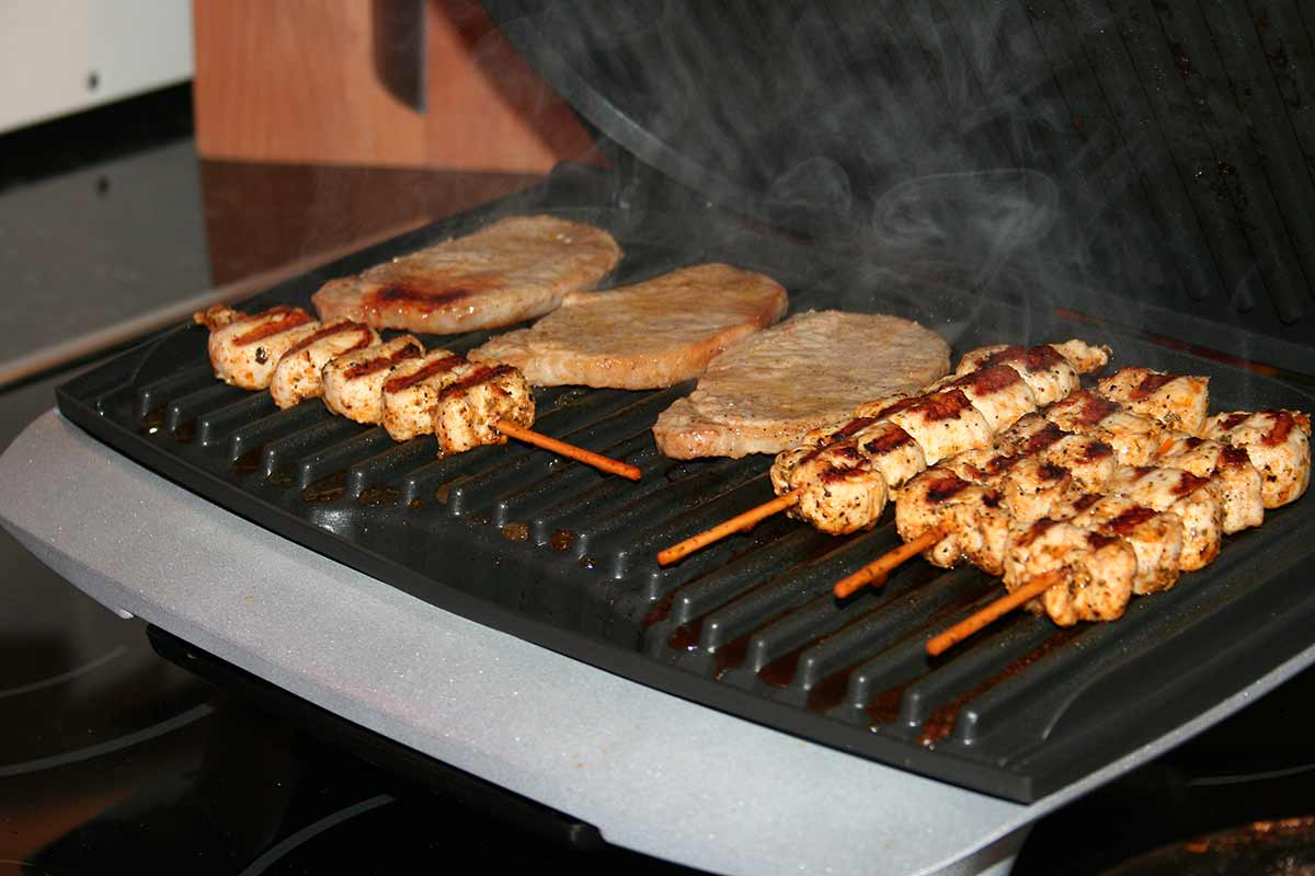 contactgrill vlees snijdt en spit op grill