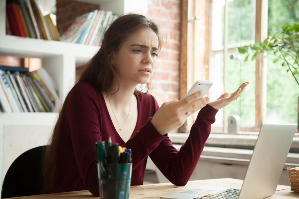 Vrouw met slechte gsm-ontvangst