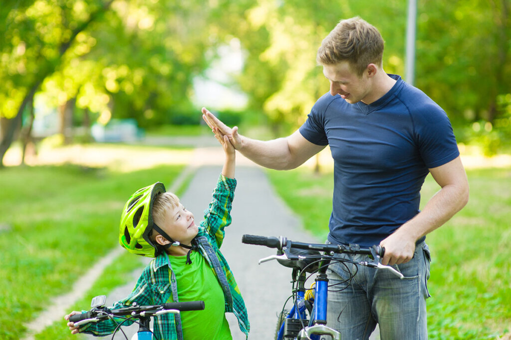 vader en zoon klaar voor het fietsen