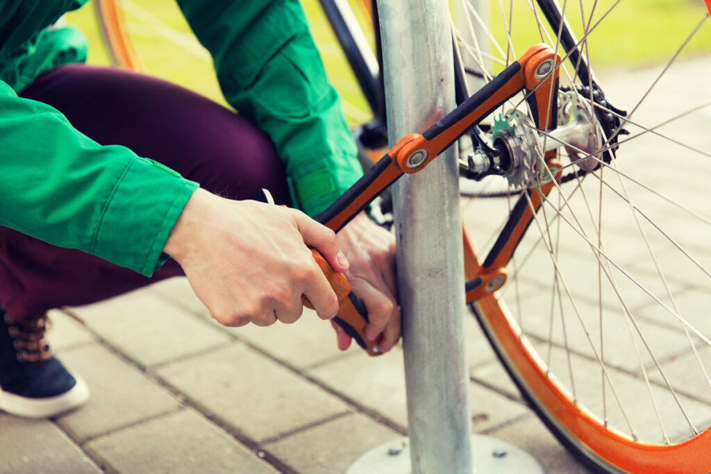 man zet zijn fiets vast