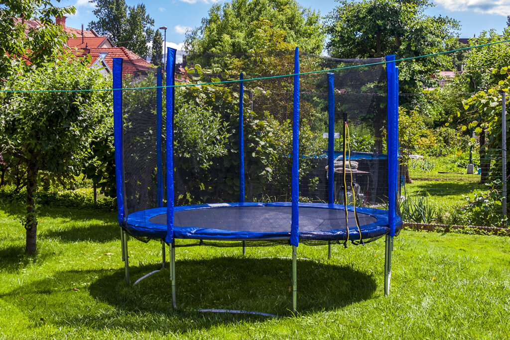 Grote blauwe trampoline in de tuin