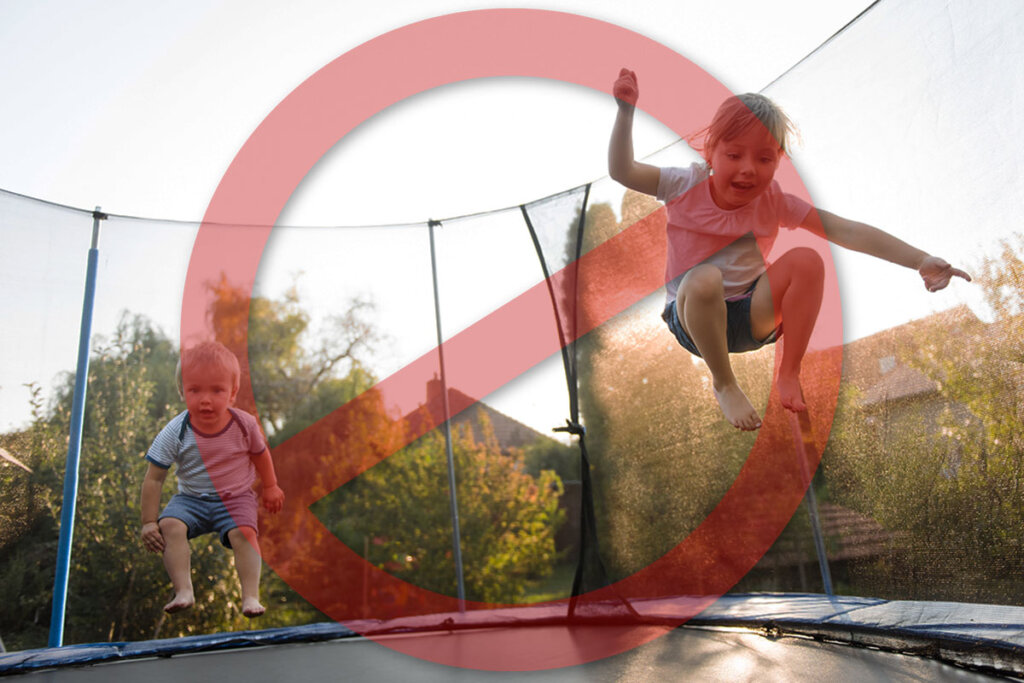 Let op Gevaar van samen springen op de tuintrampoline