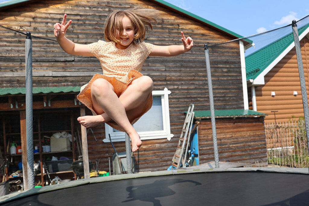 Kinderen springen op de tuintrampoline