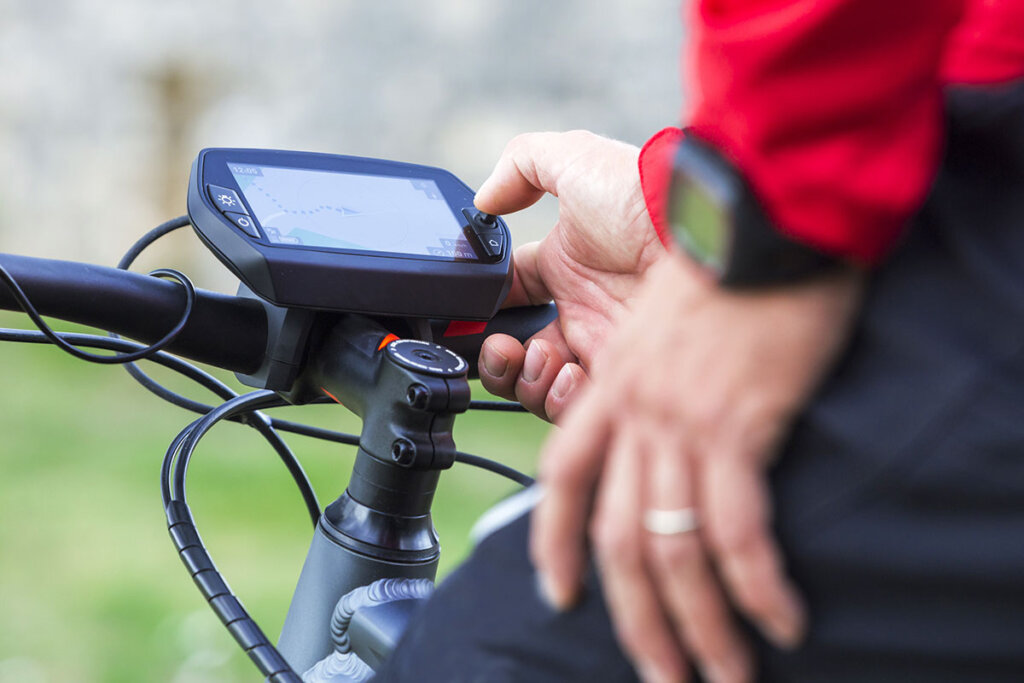 navigatiesysteem close up van navi op stuur met fietser