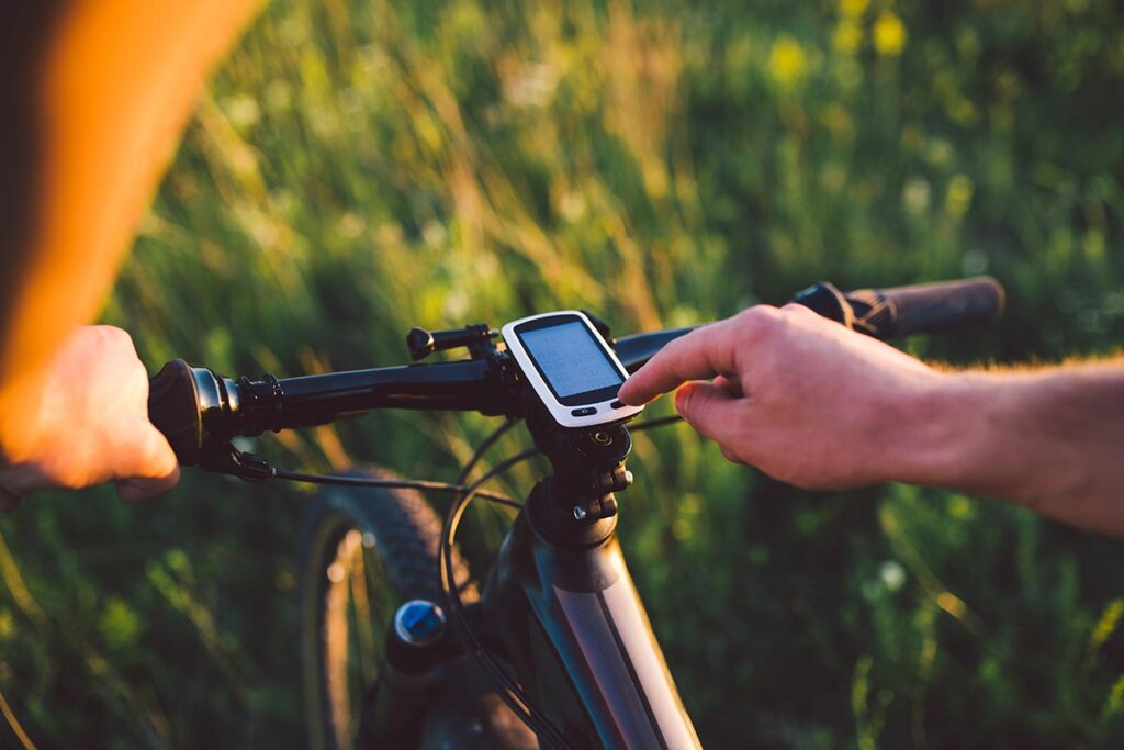 fietser bedient navi tijdens rit