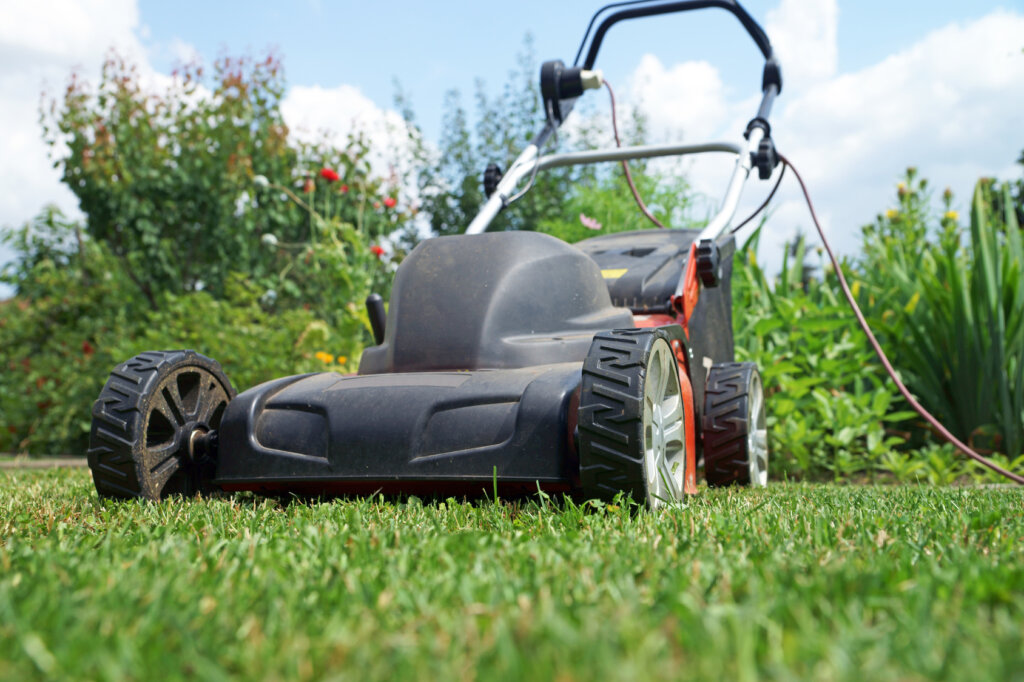 grasmaaier in de tuin