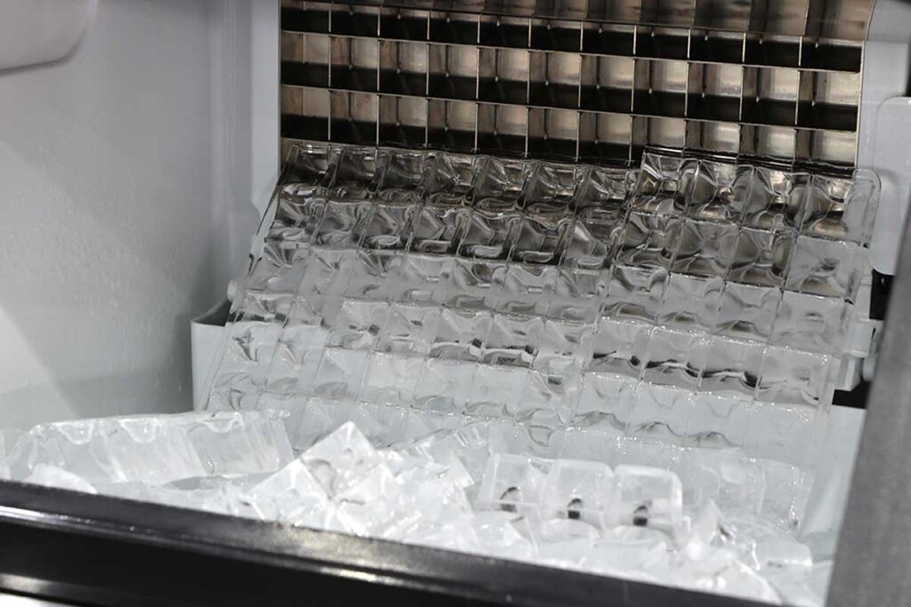 ice_cubes_in_a_professional_machine