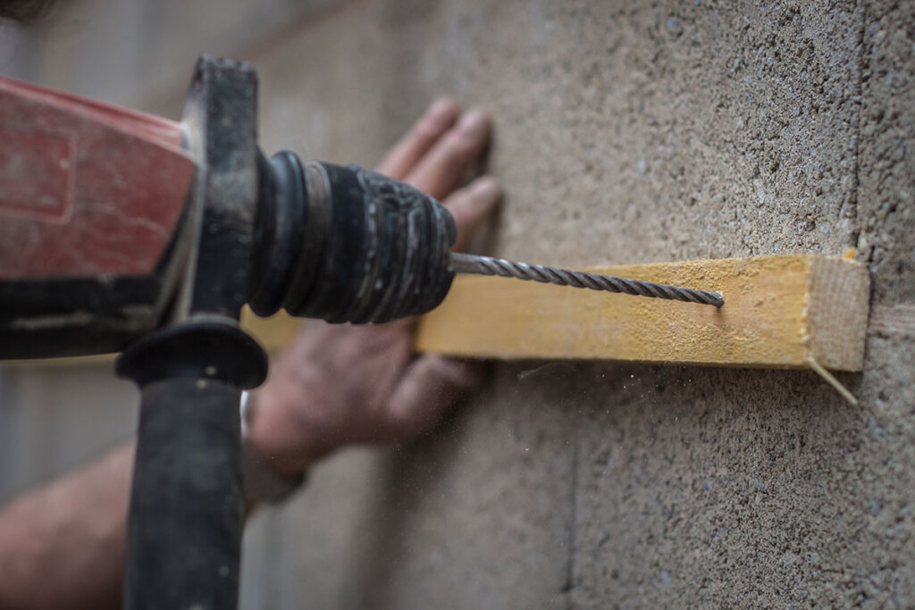 Boren door hout met een slagboor