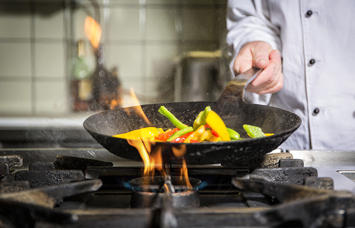 cast_iron_pan_on_gas_hob