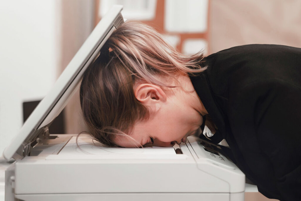 Vrouw drukt kop op printer