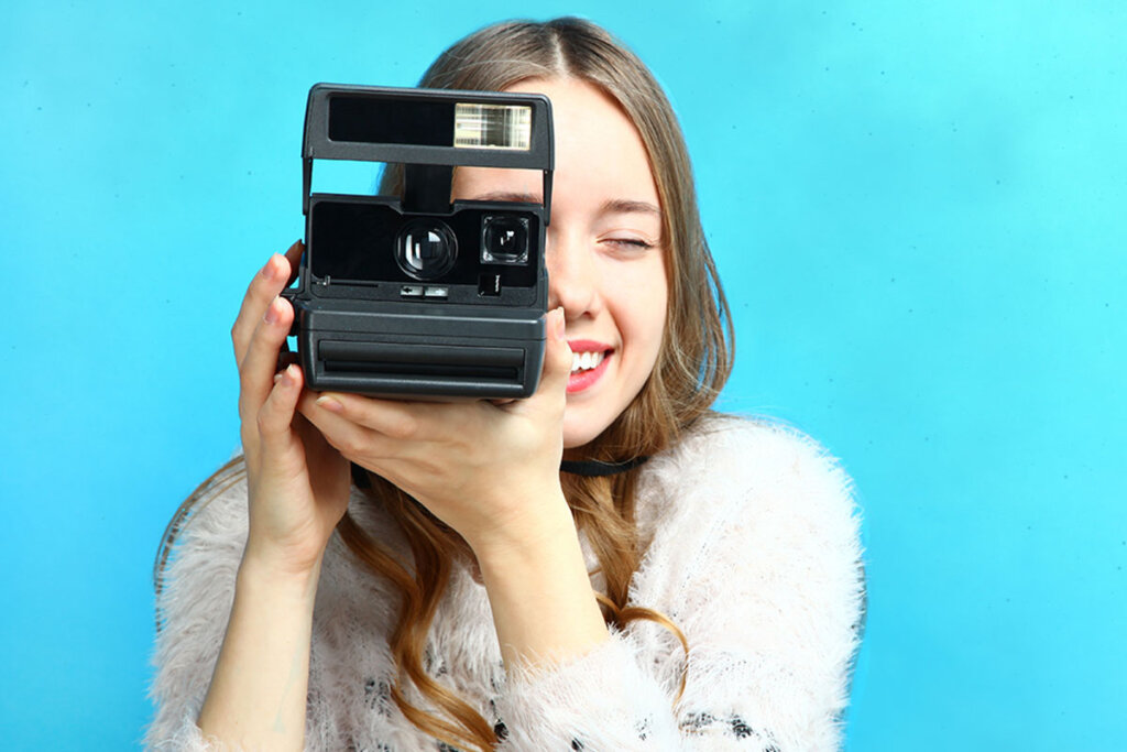 de vrouw neemt foto met een onmiddellijke camera