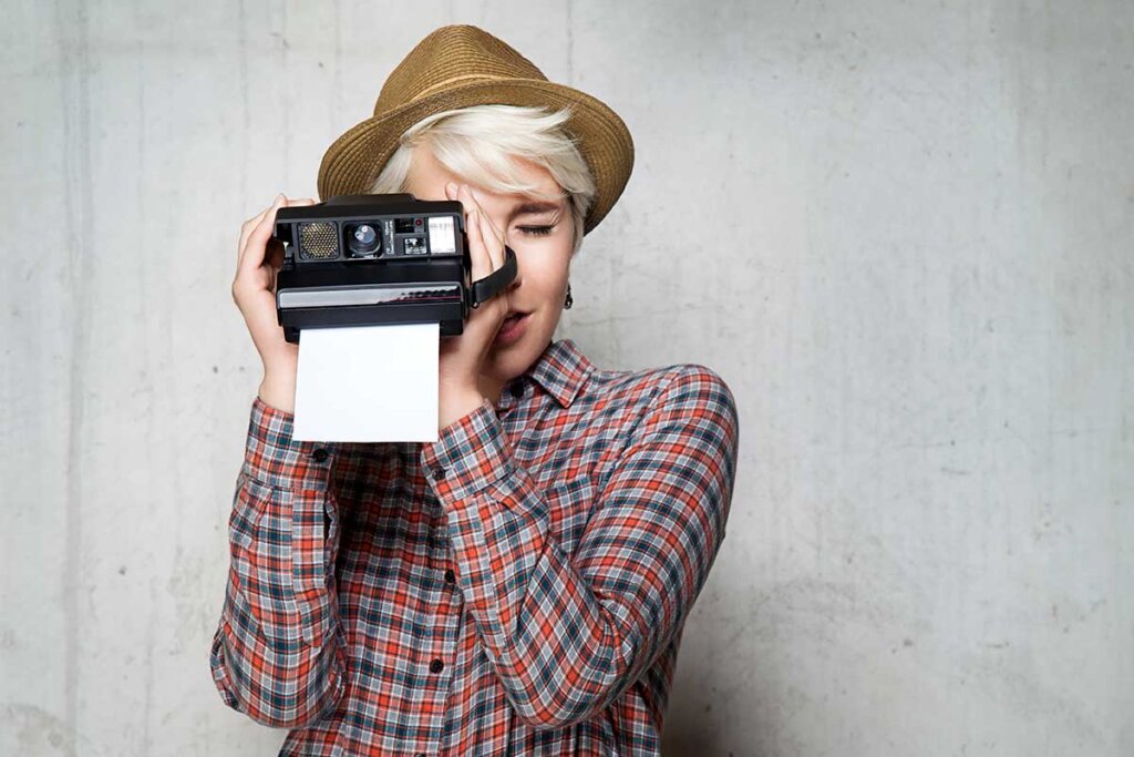 de vrouw neemt foto met een onmiddellijke camera