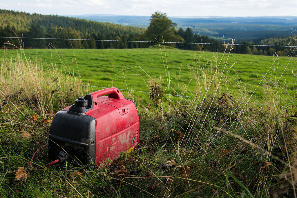 Inverter generator in een veld