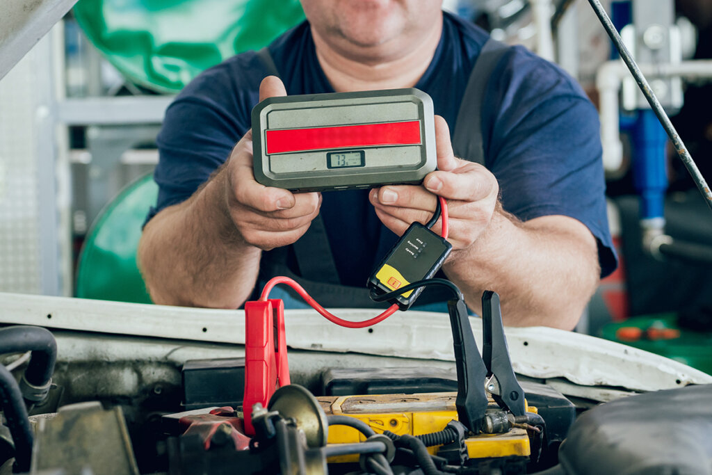 Man die jump starter in zijn handen houdt