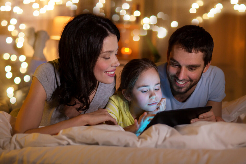 Familie speelt samen met tablet