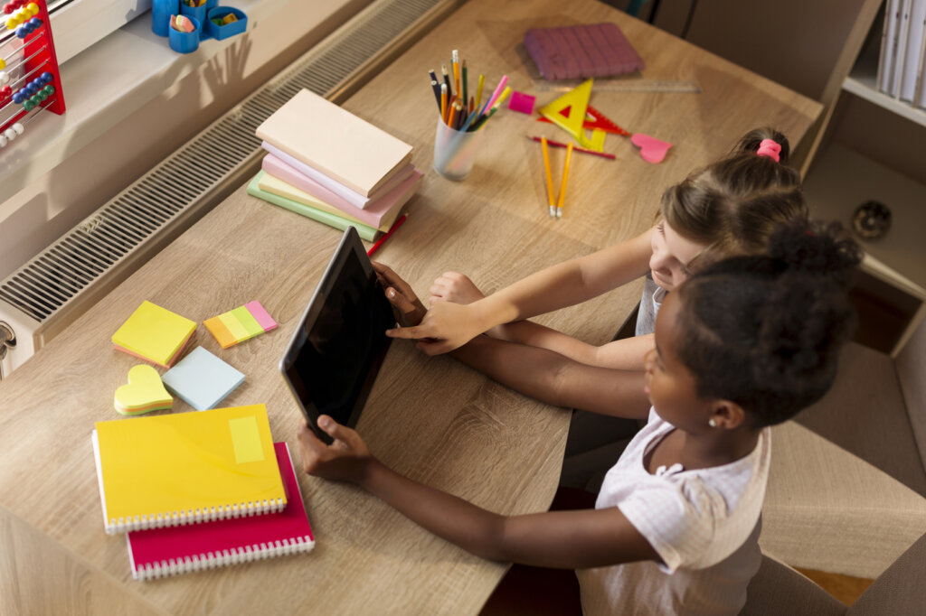 Twee meisjes die met een tablet spelen