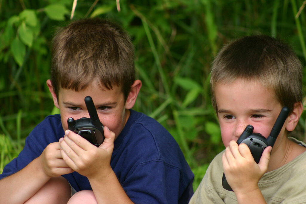 Twee jongens spelen buiten met portofoons