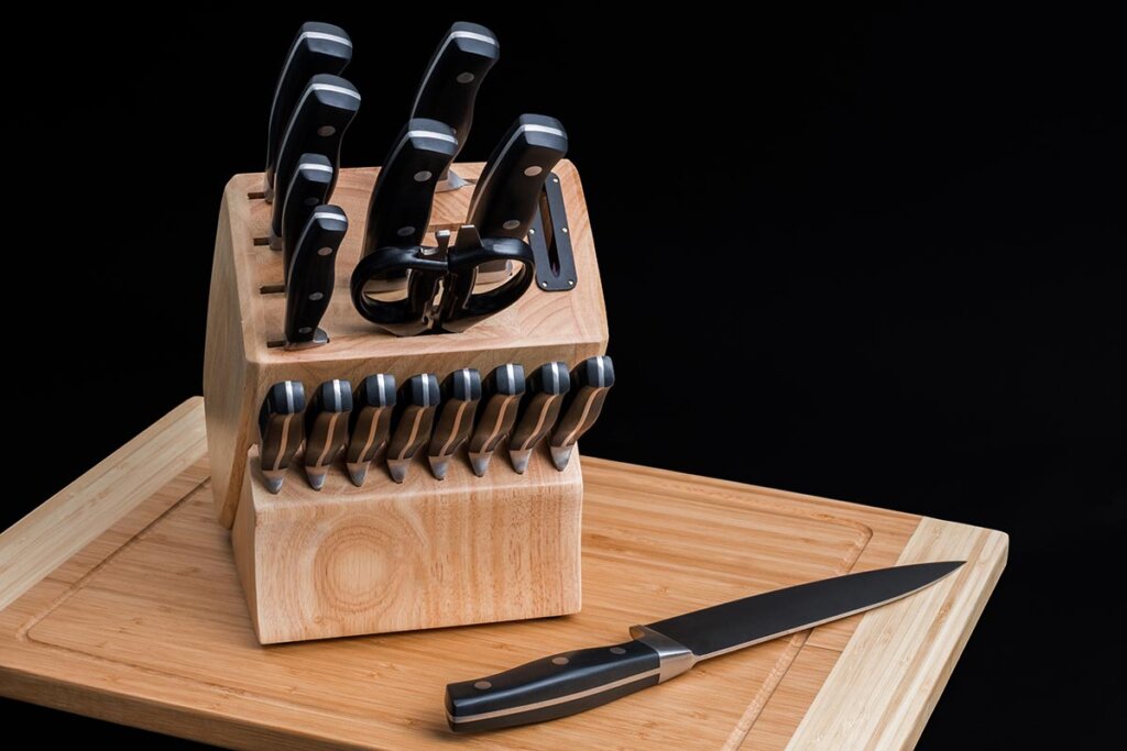 knife_block_on_wooden_board_with_black_blackground