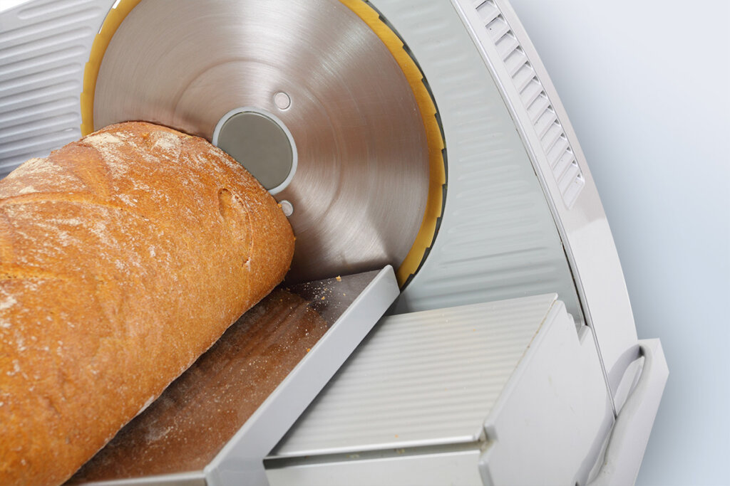 Vers brood wordt gesneden met universele snijmachine