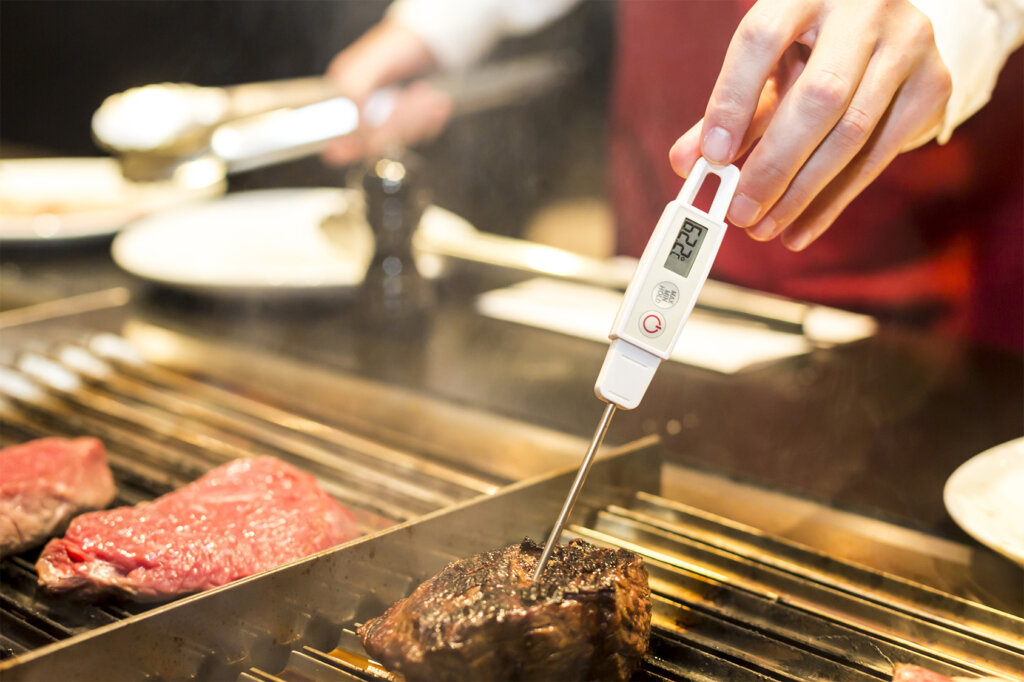 Meten van de temperatuur van biefstuk op de grill