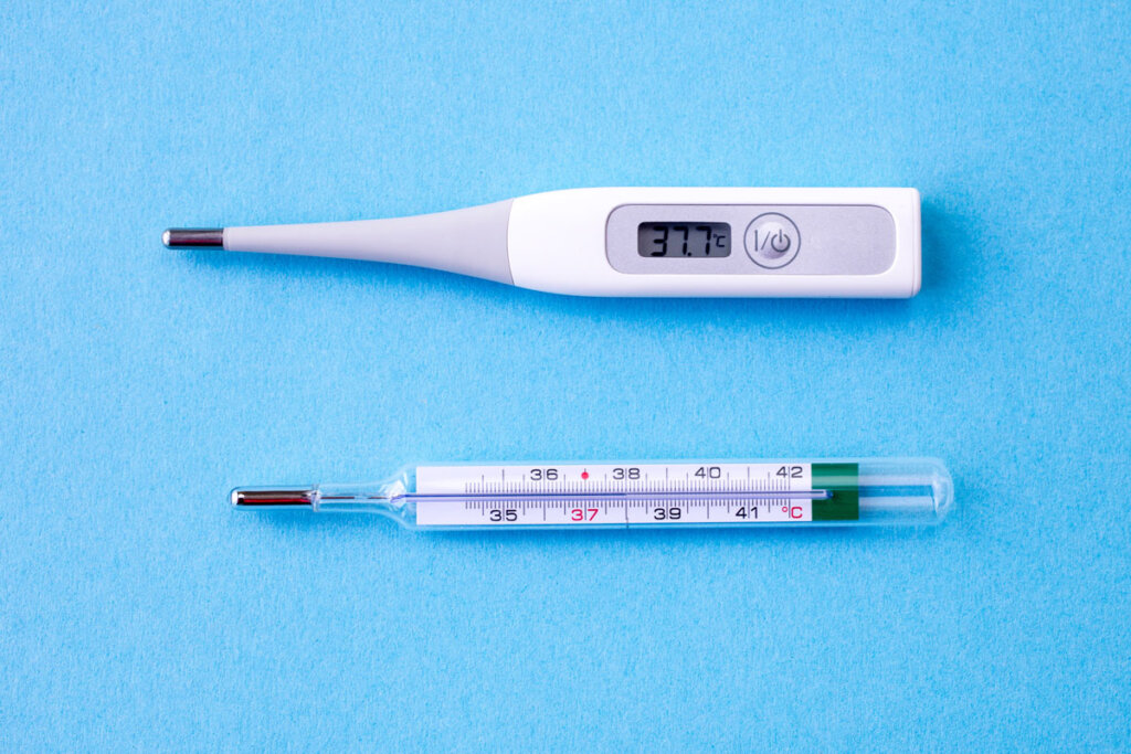 digitale en analoge thermometer naast elkaar