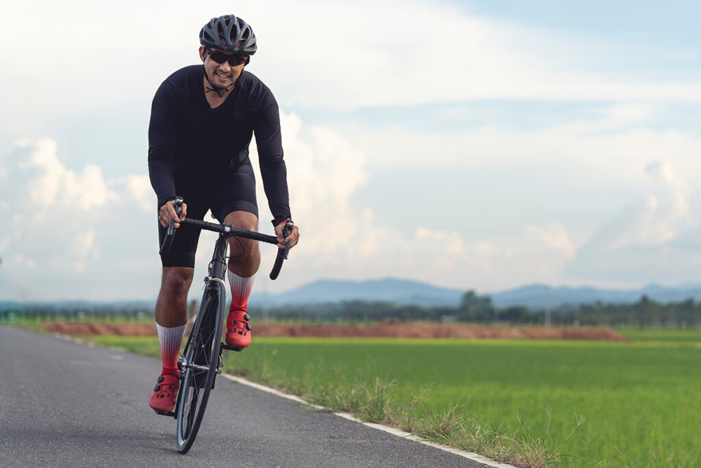 Fietser met helm op de weg