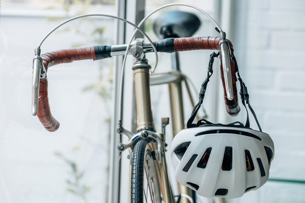 Fietshelm op het stuur van een racefiets