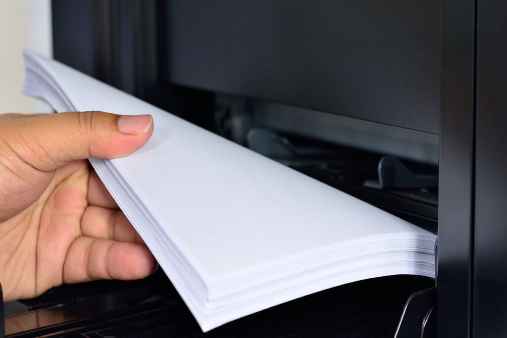 papier wordt in de printer geladen