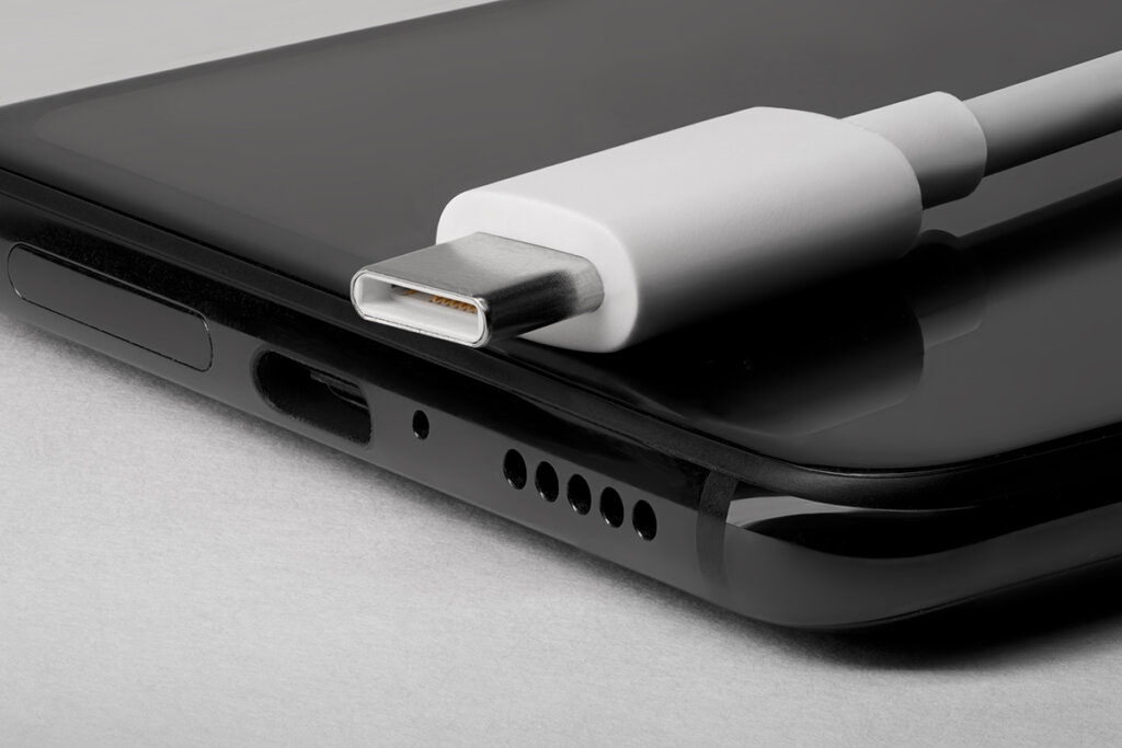 onderkant smartphone met usb-c oplaadpoort en bijbehorende kabel