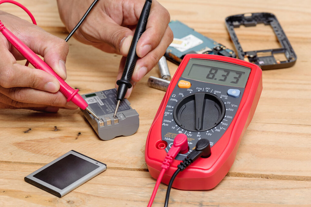 De batterij van de multimeter controleren