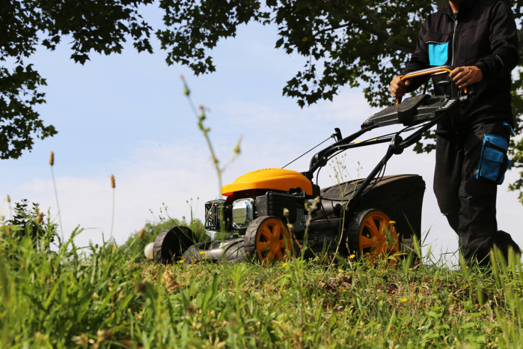 Benzine grasmaaier die tuin maait