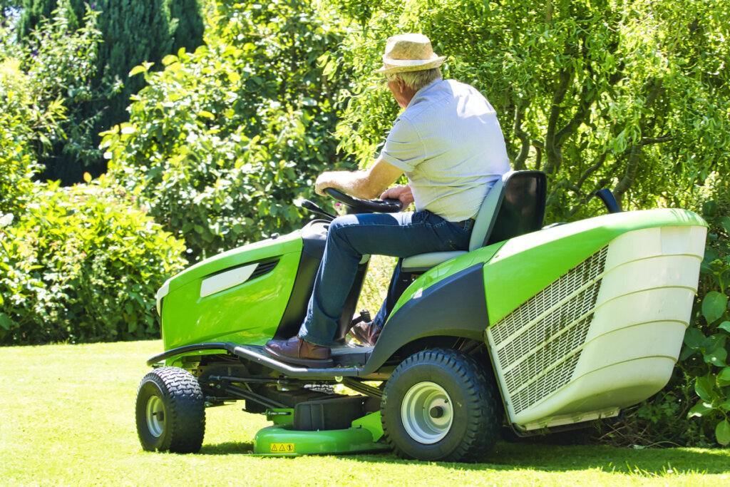 Benzine grasmaaier senior op mobiele grasmaaier