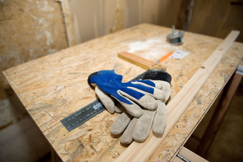 werkhandschoenen op het werkoppervlak