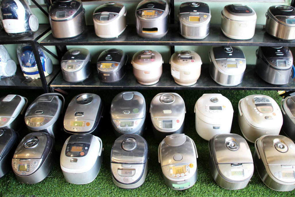 multiple_rice_cookers_at_a_market