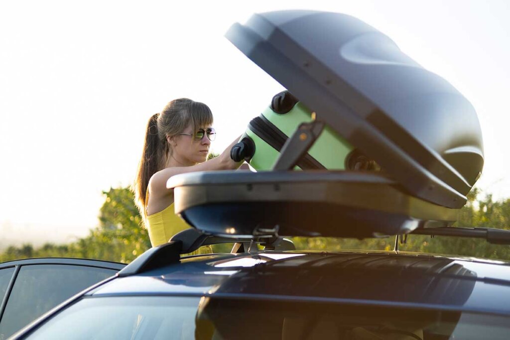 woman_loads_roof_box_in_summer