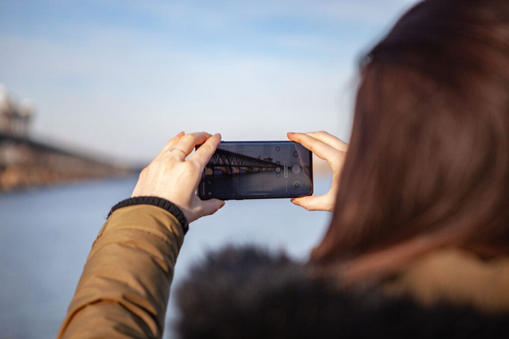 Vrouw maakt foto's met Samsung Galaxy S10