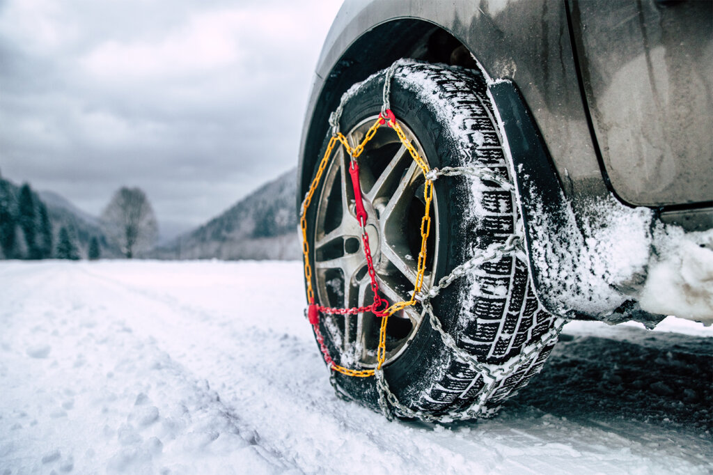 car_tires_in_the_snow