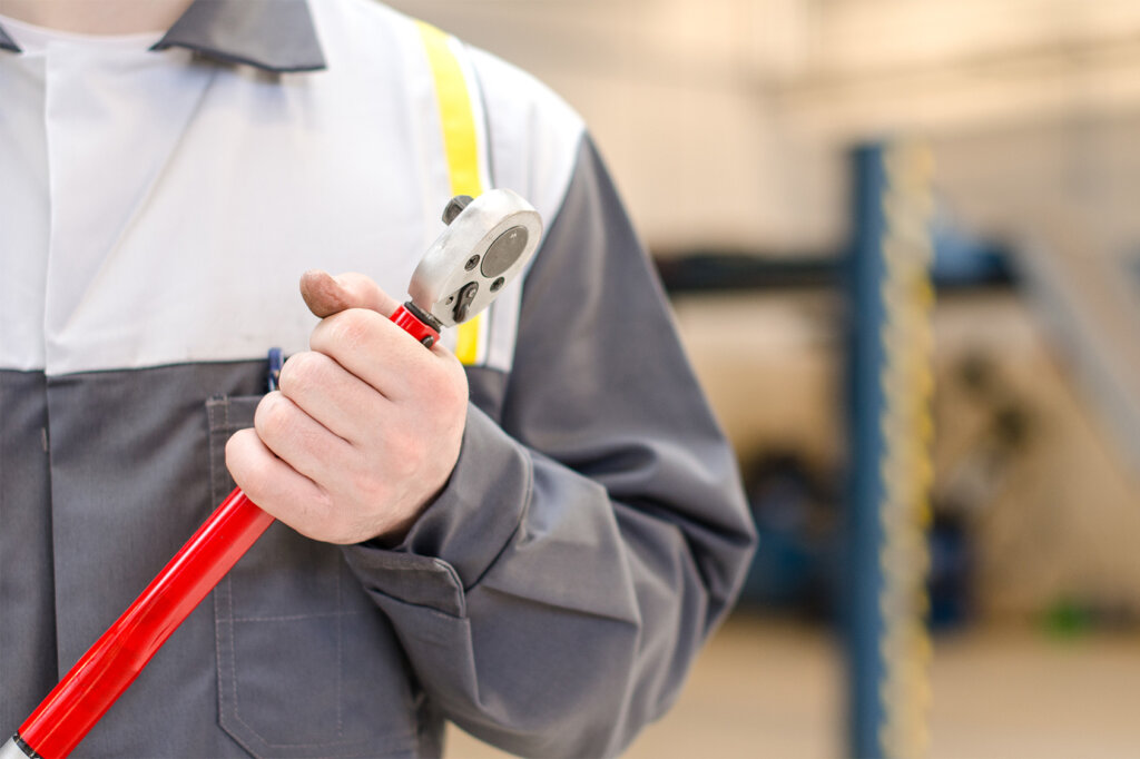 holding-a-torque-wrench