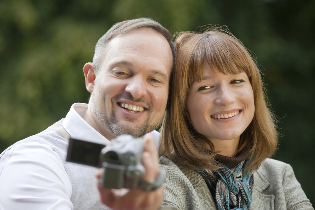 Paar dat samen in videocamera kijkt