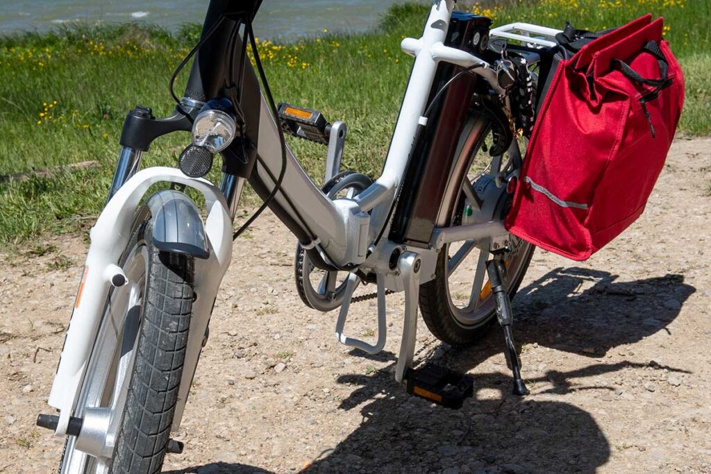 witte opvouwbare e-bike voor rivier